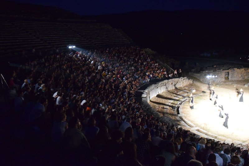 Κατάμεστο το θέατρο της αρχαίας Δωδώνης στην πρεμιέρα του Οιδίποδα το βράδυ της Παρασκευής 5 Ιουλίου/ Φωτογραφία Δημήτρης Παπαδόπουλος