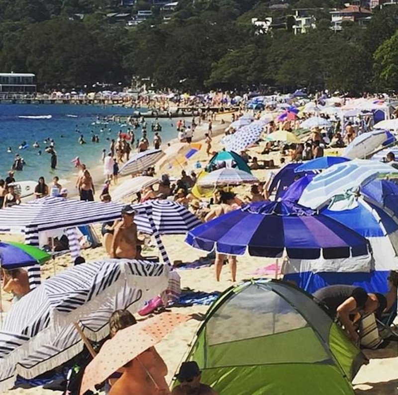 Aν και οι Αρχές είχαν κλείσει το χώρο στάθμευσης, χιλιάδες Αυστραλοί πλημμύρισαν την παραλία Μπαλμόραλ στο Σίδνεϊ