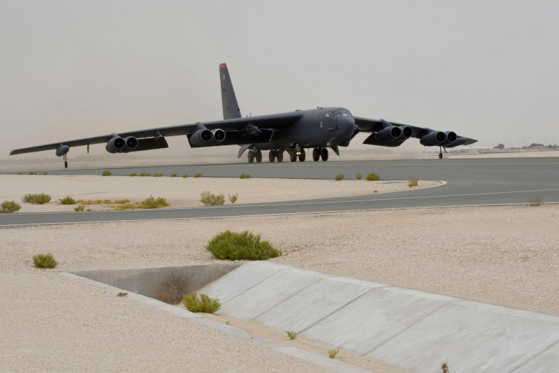 Αμερικανικό στρατηγικό βομβαρδιστικό B-52 H στη βάση Αλ Ουντέιντ του Κατάρ.