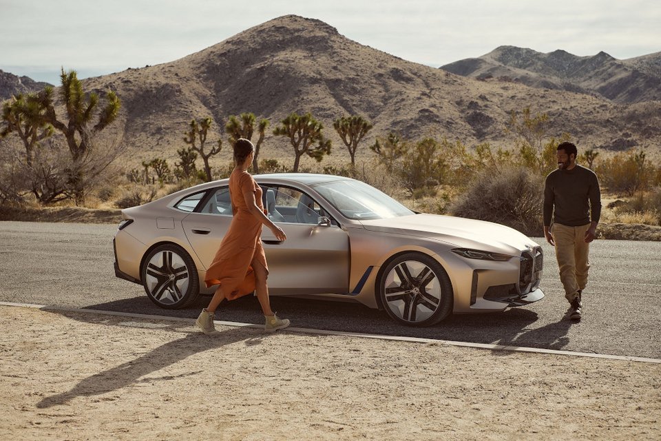 Το καινούριο λογότυπο στο νέο ηλεκτρικό BMW, Concept i4