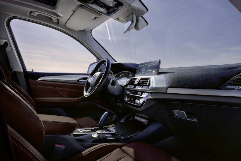 Η νέα BMW iX3 επιταχύνει από 0 στα 100 km/h σε 6,8 δευτερόλεπτα