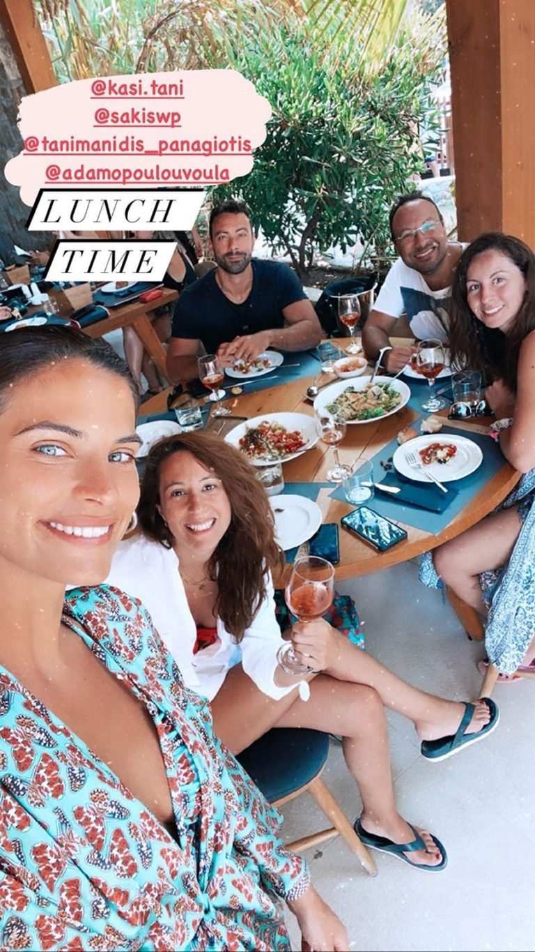 Η Κασσιανή Τανιμανίδη πίσω ακριβώς από τη Χριστίνα Μπόμπα. Ο Σάκης Τανιμανίδης και ο αδελφός του με τη σύζυγό του