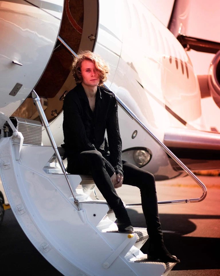 Ο Μπόμπι Μίσνερ ποζάρει στη σκάλα επιβίβασης του ιδιωτικού του τζετ / Φωτογραφία:  Instagram