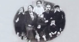 Η μητέρα του Άλμπερτ Μπουρλά Σάρα μωρο στο κέντρο της φωτογραφίας με την οικογένειά της