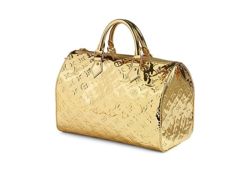 Η τσάντα με χρυσό βινύλιο και το λογότυπο Louis Vuitton poy προκάλεσε ντελίριο στις αρχές του 2000 / V&A Museum