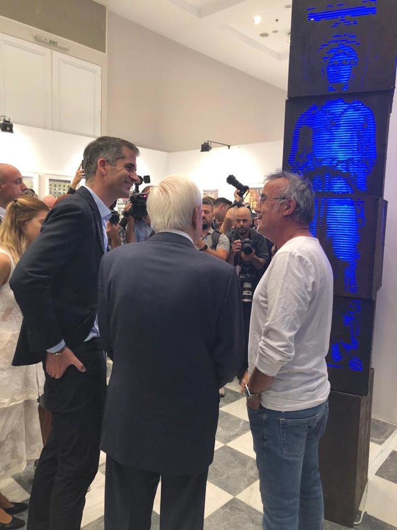 Ο Κώστας Μπακογιάννης, ο Πρόεδρος της Δημοκρατίας και ο εικαστικός Χρήστος Αντωναρόπουλος μπροστά στο έργο του με τη φυλακισμένη Καρυάτιδα, στην Αrt Athina / Φωτογραφία Εικαστικός Κύκλος Σιαντή Facebook