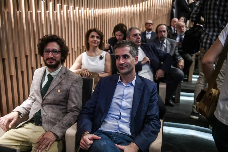 Ο Cacao Rocks αγνώριστος με σακάκι και γραβάτα και ο δήμαρχος Αθηναίων / Φωτογραφία Τατιάννα Μπόλαρη Eurokinissi