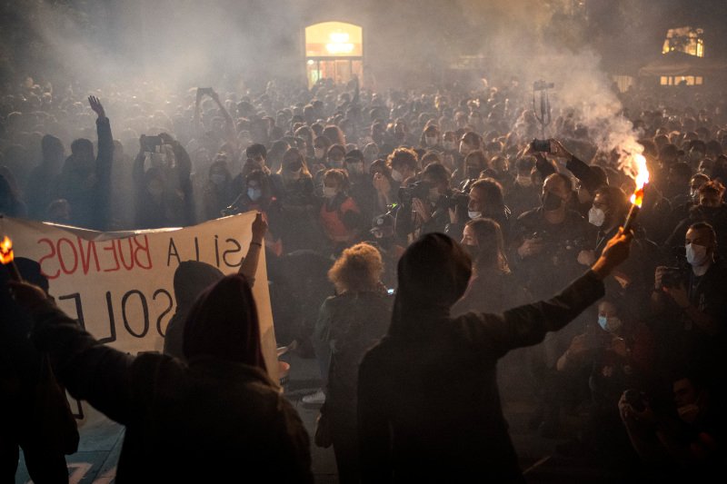 Tα περιοριστικά μέτρα για την αναχαίτιση της πανδημίας του κορωνοϊού πυροδότησαν κύμα αντικυβερνητικών διαδηλώσεων στην Ισπανία,κ όπως εδώ στη Βαρκελώνη