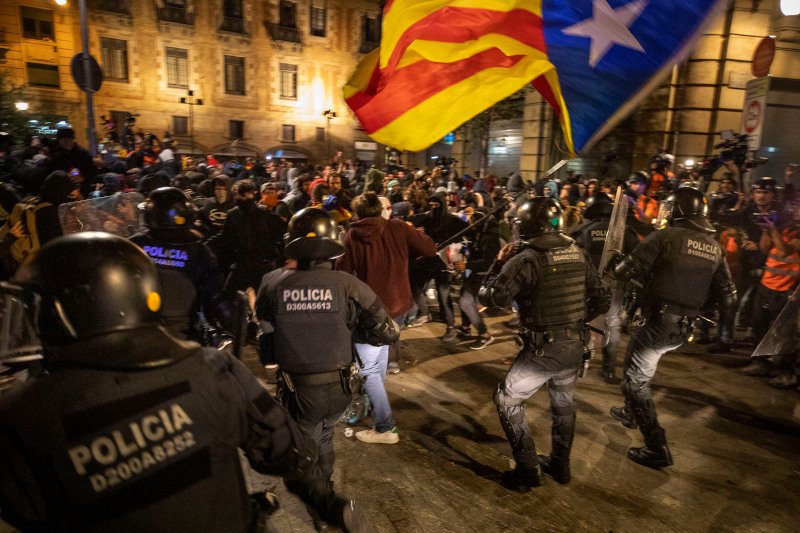 Οι εικόνες βίας αμαύρωσαν την τεράστια πορεία στο κέντρο της Βαρκελώνης.