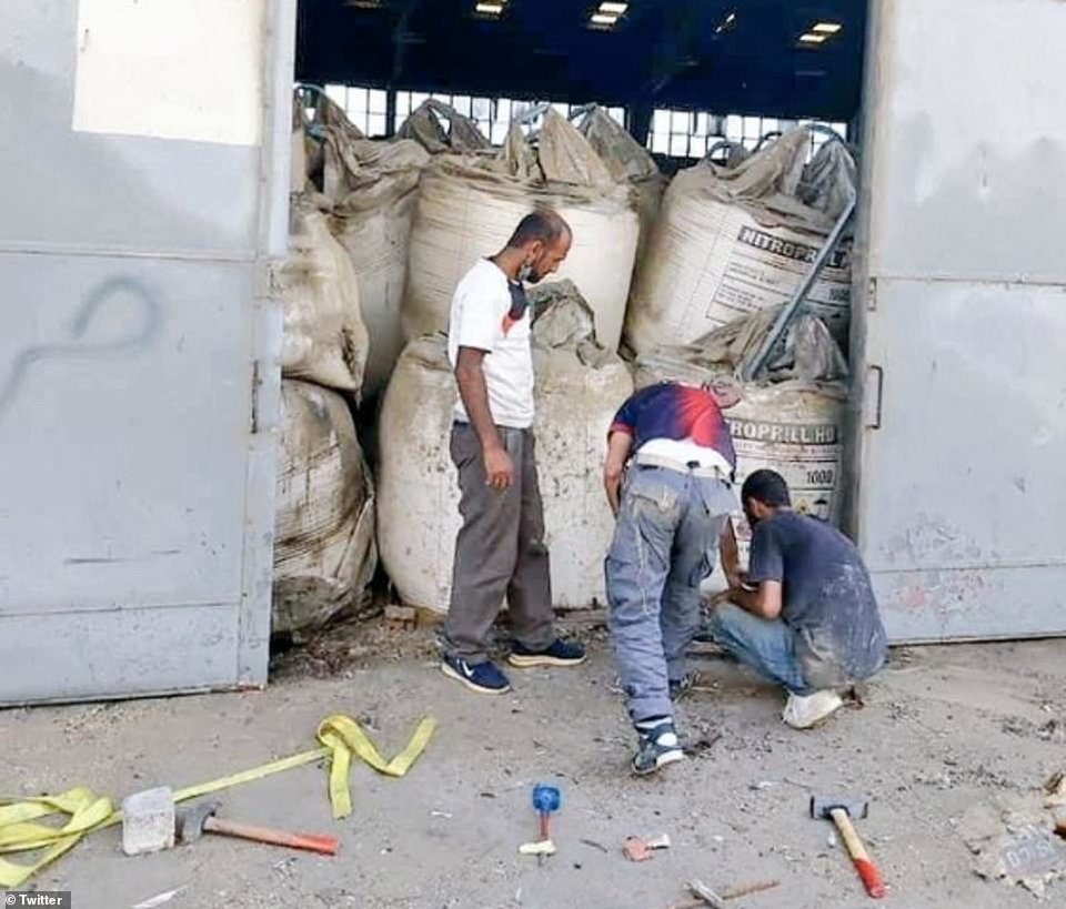 Η φωτογραφία που κάνει το γύρο του Διαδικτύου τις τελευταίες ώρες φέρεται να δείχνει το φονικό φορτίο του νιτρικού αμμωνίου σε σακιά στην αποθήκη 12 του λιμανιού της Βηρυτού χωρίς κανένα μέτρο προστασίας! / Φωτογραφία: Twitter
