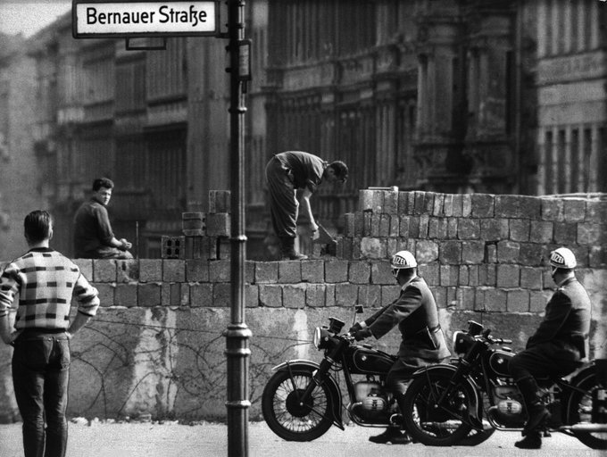 Η ανέγερση του Τείχους του Βερολίνου άρχισε στις 13 Αυγούστου 1961.