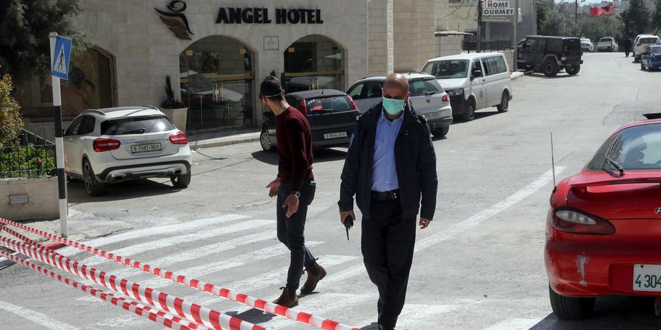 Παλαιστίνιος αστυνομικός έξω από το ξενοδοχείο Angel στην περιοχή της Βηθλεέμ, όπου βγήκαν θετικά στον κορωνοϊό μέλη του προσωπικού του.