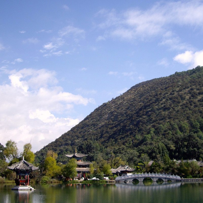 H «λίμνη του Μαύρου Δράκου» στο πάρκο Jade Hill κοντά στο Πεκίνο 