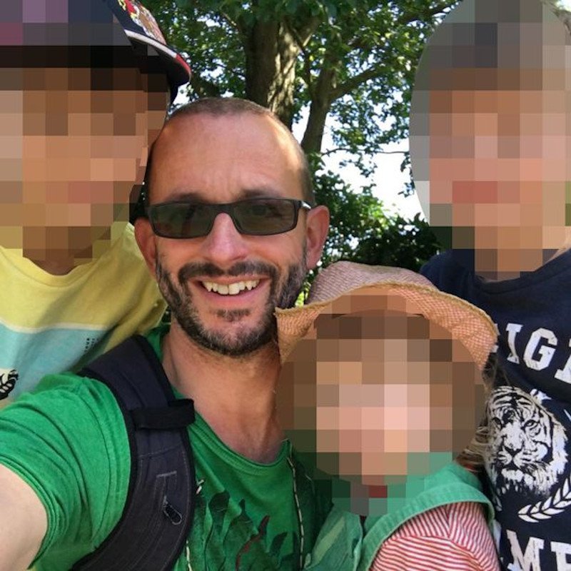 O σύμβουλος σε θέματα περιβάλλοντος Μπομπ Σέινορ κι ο εννιάχρονος γιος του φέρονται να κόλλησαν τον κορωνοϊό από τον Βρετανό επιχειρηματία στο σαλέ, όπου διέμεναν στις γαλλικές Άλπεις.