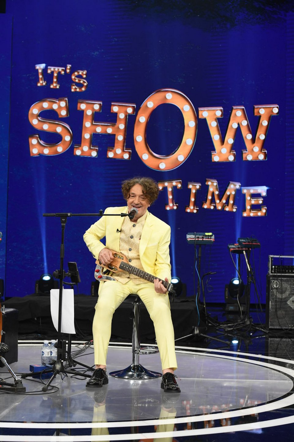 Ο Νίκος Κοκλώνης υποδέχεται τον Γκόραν Μπρέγκοβιτς στο «It's Show Time» 