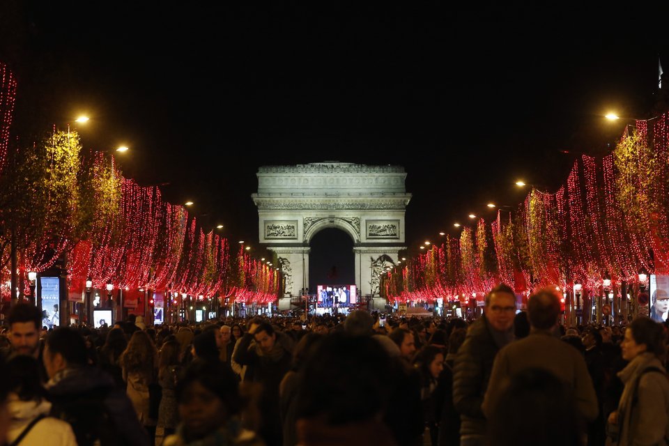 Στα κόκκινα η εορταστική φωταγωγία της Champs Elysees