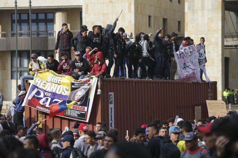 Περίπου 300 άνθρωποι διαδήλωσαν στον κεντρικό αυτοκινητόδρομο που διασχίζει τη Μπογοτά