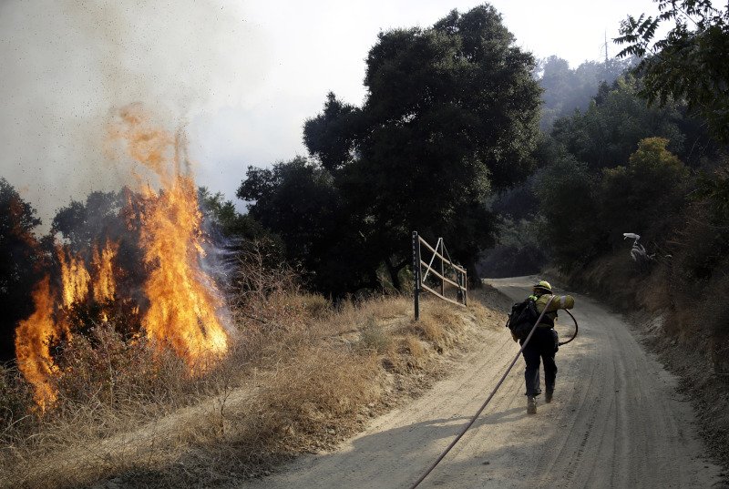 Η μεγαλύτερη από τις πυρκαγιές που μαίνονται στη νότια Καλιφόρνια ξεκίνησε από καύση σκουπιδιών.