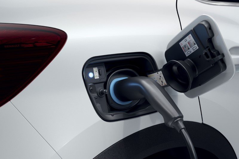 Το Renault Captur E-TECH Plug-in 160 hp μέσα στην πόλη υπόσχεται συνολικά 65 χιλιόμετρα με ρεύμα