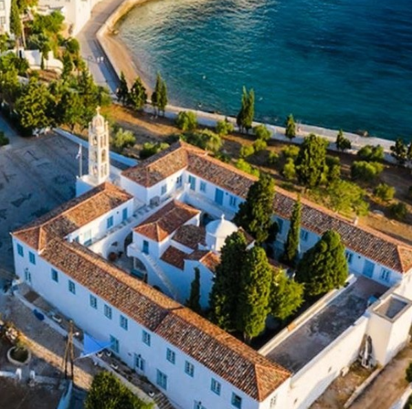 Το ιστορικό μοναστήρι του Αγίου Νικολάου στις Σπέτσες, όπου υψώθηκε η σημαία της Επανάστασης στις 3 Απριλίου του 1821