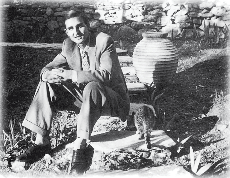 Πάντα μια γάτα πλάι του. Κομψός, πάντα με γραβάτα στα μετεφηβικά του χρόνια