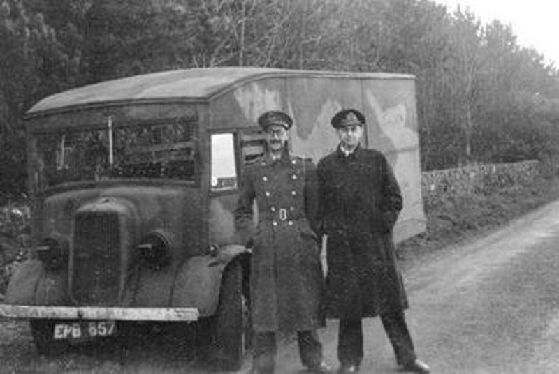 Ο Τσαρλς Κόμοντλι κι ο Γιούεν Μόνταγκιου στις 17 Απριλίου του 1943 κατά τη μεταφορά του πτώματος / Φωτογραφία αρχείου: Wikipedia