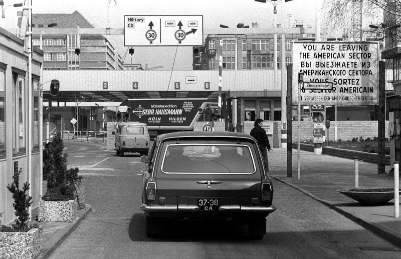 Έλεγχος διερχομένων οχημάτων στο Checkpoint Charlie το 1986.
