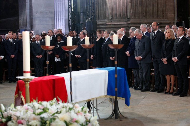 H Ζυλί Γκαγιέ δεν συνόδεψε τον Φρανσουά Ολάντ στην κηδεία του Ζακ Σιράκ τον περασμένο Σεπτέμβριο, επειδή «δεν άντεχε να δει το ζεύγος Μακρόν», λέει το Paris Match.