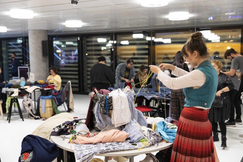 Στιγμιότυπο από παλαιότερο εργαστήριο για τη χρήση ανακυκλωμένων υλικών στη μόδα, που είχε γίνει στη Στέγη / Εικόνα Μ. Μάστορας