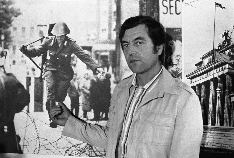 O Kόνραντ Σούμαν, πρώην στρατιώτης της Ανατολικής Γερμανίας, δείχνει τη φωτογραφία του από τις 15 Αυγούστου 1961, όταν έγινε ο πρώτος άνθρωπος που απέδρασε από το Τείχος του Βερολίνου.