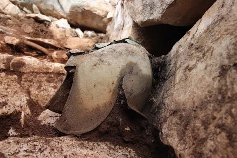 Το «ιλλυρικό κράνος» - όρος που περιγράφει έναν τύπο μπρούτζινης περικεφαλαίας, που χρησιμοποιείτο τον 8ο και τον 7ο π.Χ. αι, ειδικά στην Πελοπόννησο-, πιστεύεται ότι ανήκε σε υψηλόβαθμο αρχαίο Έλληνα πολεμιστή, ο οποίος τάφηκε με την περικεφαλαία στο κεφάλι του