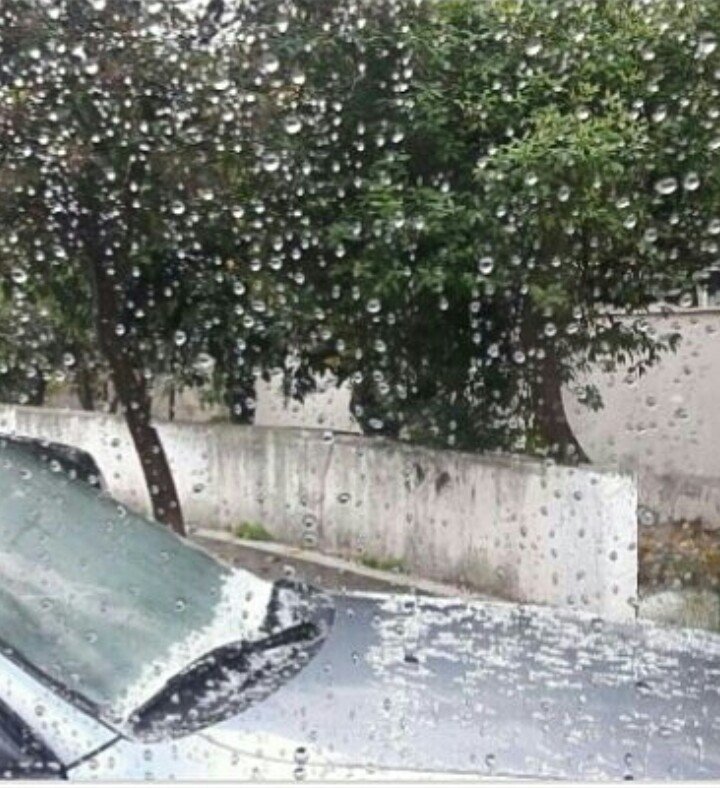 «Ευτυχώς χαλάζι και βροχή στο Πειραιά .. πολύ ήλιο είδαμε φτάνει», γράφει στο Twitter η Κωνσταντίνα Παπαζήση
