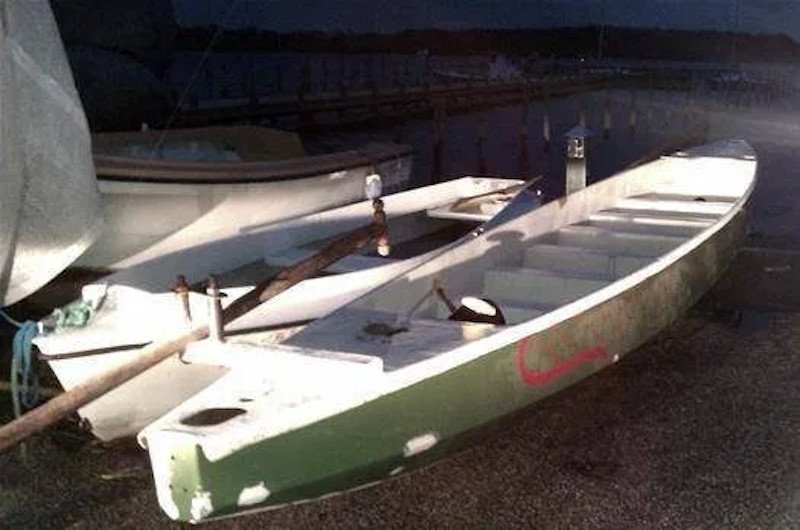 Ισχυροί άνεμοι ανέτρεψαν τη βάρκα με αποτέλεσμα οι μαθητές κι οι δάσκαλοί τους να πέσουν στην παγωμένη θάλασσα.
