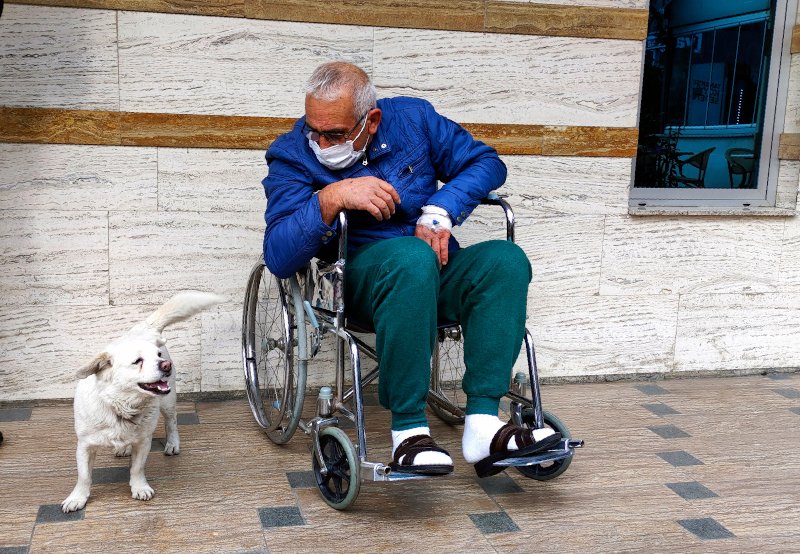 Η Μποντσούκ ευτυχισμένη δίπλα στο αφεντικό της