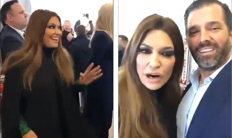 Ενθουσιασμός στη σκηνή, δίπλα στο χώρο όπου εκφώνησε ο Τραμπ την εμπρηστική του ομιλία, προτού οι μανιασμένοι οπαδοί του τα κάνουν γυαλιά καρφιά στο Καπιτώλιο - Πάνω ο Τραμπ παρακολουθεί το συγκεντρωμένο πλήθος από οθόνες, κάτω ο γιος του Ντον τζούνιορ σε εύθυμη διάθεση με τη φίλη του και σύμβουλο του πατέρα του, Κίμπερλι Γκίλφοϊλ