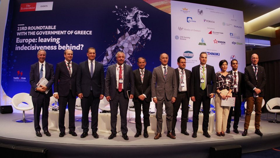 Οι συμμετέχοντες στην συζήτηση για την Ενέργεια. Από αριστερά, o αρχισυντάκτης του «ECONOMIST» κ. Daniel Franklin, ο Υπουργός Περιβάλλοντος και Ενέργειας κ. Κωστής Χατζηδάκης, ο Υπουργός Ενέργειας, Εμπορίου, Βιομηχανίας και Τουρισμού της Κυπριακής Δημοκρατίας κ. Γιώργος Λακκοτρύπης, ο πρώην Υπουργός Περιβάλλοντος Ενέργειας και Κλιματικής Αλλαγής κ. Γιάννης Μανιάτης, ο Διευθύνων Σύμβουλος του IGI Poseidon κ. Pierre Vergerio, ο Διευθύνων Σύμβουλος της M-NG TRADING S.Α. κ. Παναγιώτης Κανελλόπουλος, ο Ανώτατος εκτελεστικός διευθυντής του ΔΕΣΦΑ κ. Nicola Battilana, ο Γενικός Διευθυντής Στρατηγικού Σχεδιασμού & Νέων Δραστηριοτήτων Ομίλου και Εκτελεστικό Μέλος Δ.Σ. της ΕΛΛΗΝΙΚΑ ΠΕΤΡΕΛΑΙΑ κ. Γιώργος Αλεξόπουλος, η Διευθύντρια του Trans Adriatic Pipeline κα Κατερίνα Παπαλεξανδρή, ο Ανώτερος σύμβουλος και επικεφαλής του Ευρωπαϊκού-Ελληνικού Τμήματος της DLA Piper κ. Ορέστης Ομράν και ο εντεταλμένος σύμβουλος στην ICGB AD κ. Κωνσταντίνος Καραγιαννάκος,