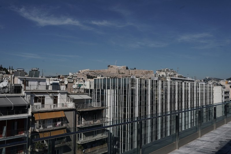 Η θέα προς την Ακρόπολη από τον εξώστη στο Δώμα του ΕΜΣΤ/ Sooc Μενέλαος Μυρίλλας