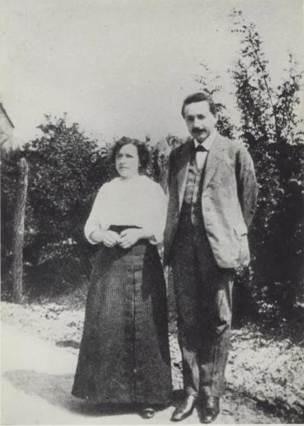 Ο Άλμπερτ Αϊνστάιν και η Μιλέβα Μάριτς το 1905, δύο χρόνια μετά τον γάμο τους.