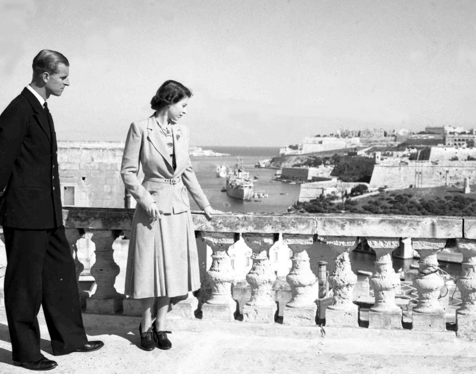 Η βασίλισσα Ελισάβετ με τον πρίγκιπα Φίλιππο στην κατοικία τους στην Μάλτα