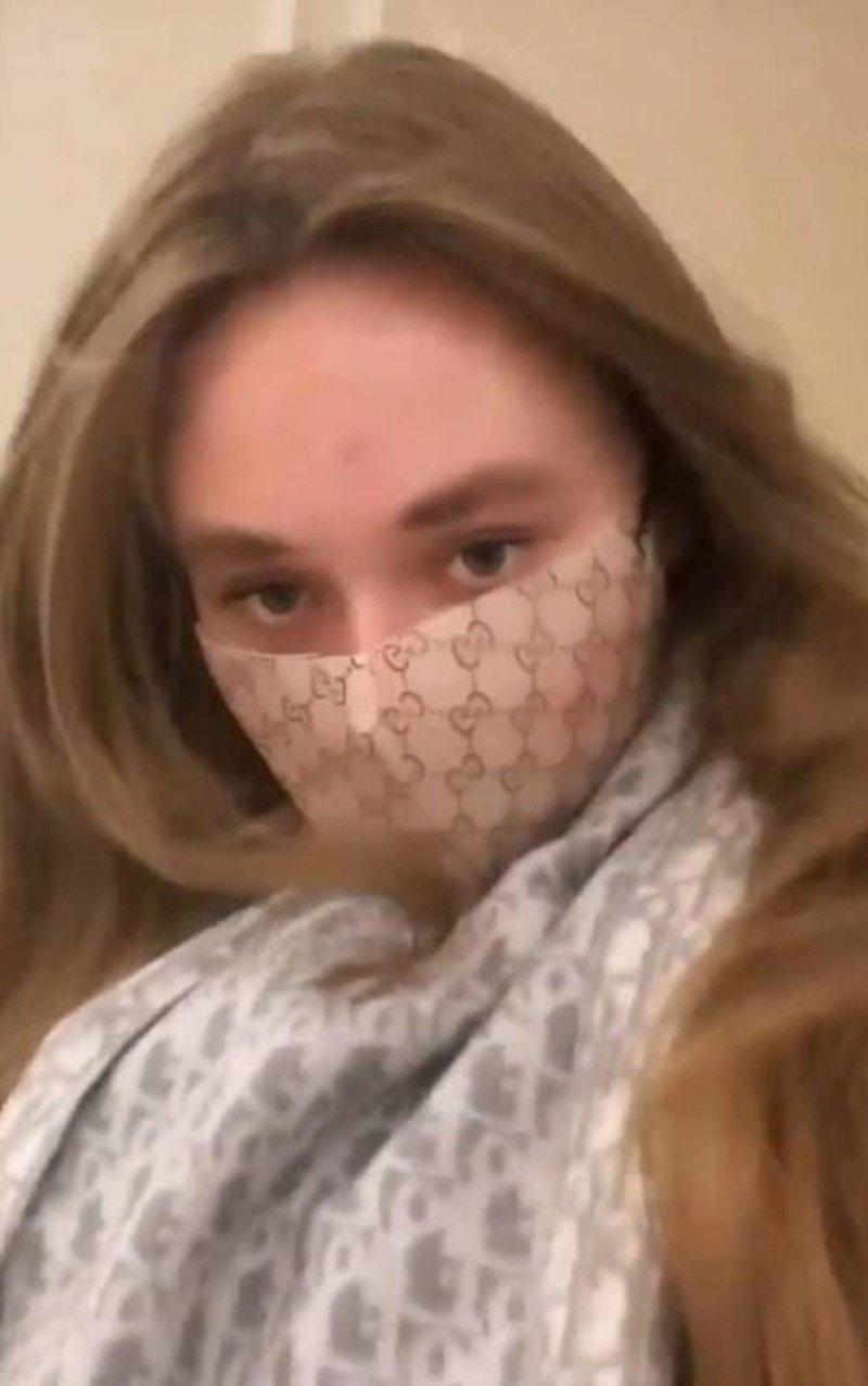 Η 17χρονη Λουίζα ποζάρει με μια μάσκα Gucci στον λογαριασμό της στο Instagram
