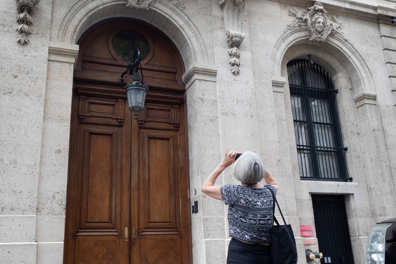 Περαστική φωτογραφίζει την είσοδο της έπαυλης του Τζέφρι Έπσταϊν στο Μανχάταν.