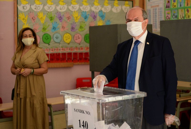 O υποστηριζόμενος από τον Ταγίπ Ερντογάν, «πρωθυπουργός» των κατεχομένων, Ερσίν Τατάρ, ασκεί το εκλογικό του δικαίωμα