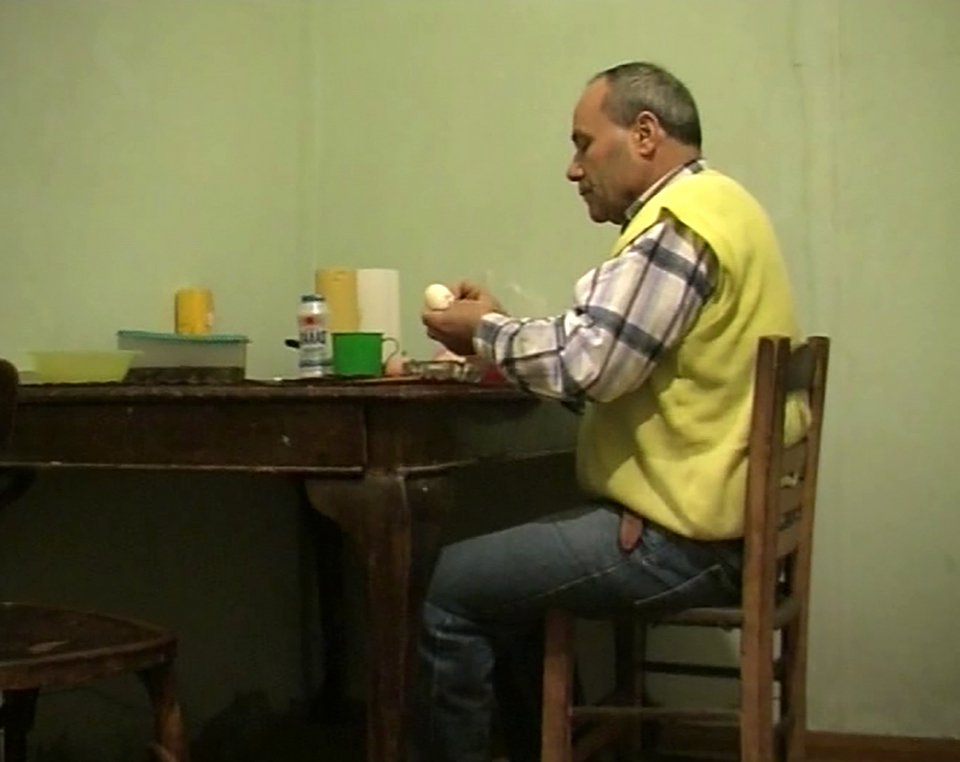 Αντρας καθαρίζει αυγό