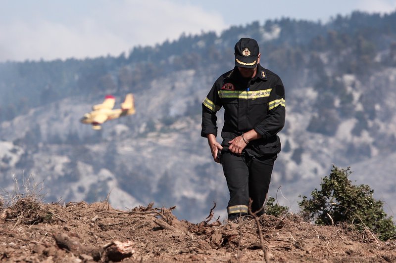 Ενα καναντέρ επιχειρεί στη φωτιά στην Εύβοια