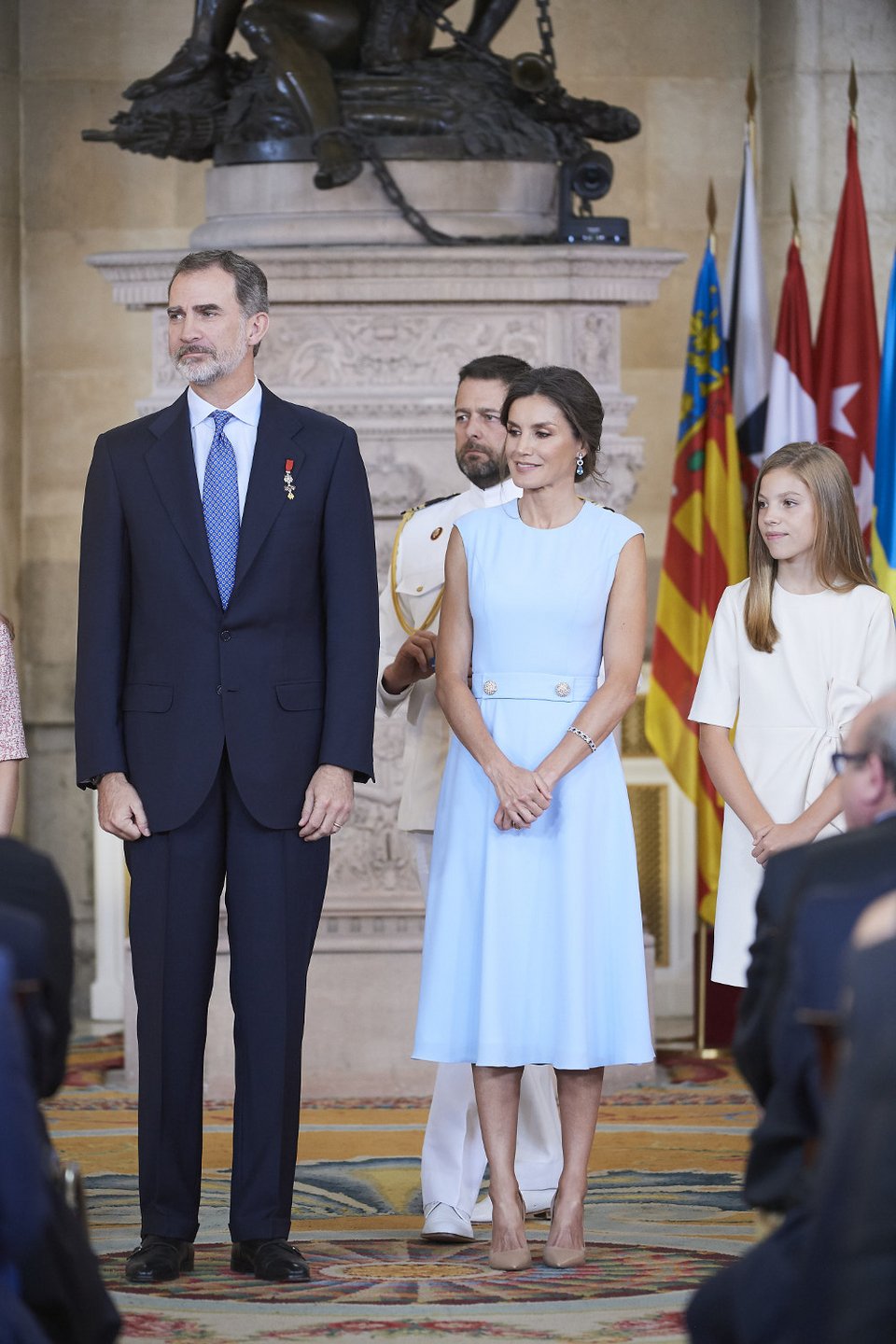 Κομψή όπως πάντα η βασίλισσα Λετίθια της Ισπανίας με θαλασσί φόρεμα