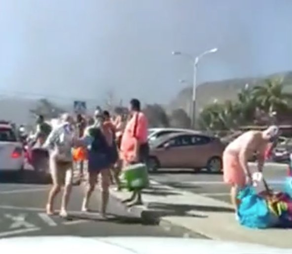 Τουρίστες έτρεχαν πανικόβλητοι να σωθούν από την πυρκαγιά.  