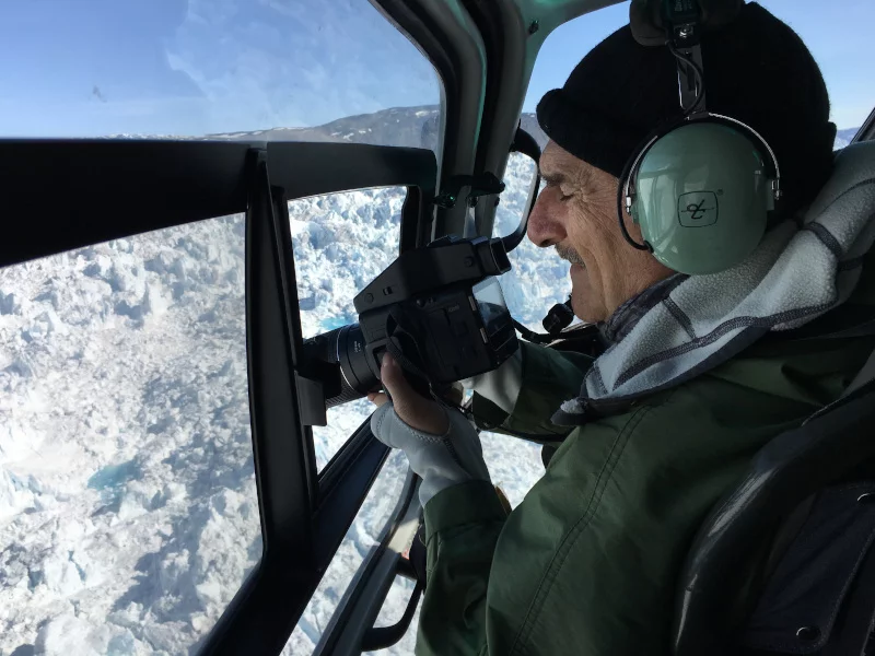Ο Φωκίων Ζησιάδης φωτογραφίζοντας από το ελικόπτεραο «το λευκό καπέλο της Γροιλανδίας»