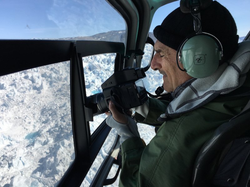 Ο Φωκίων Ζησιάδης φωτογραφίζοντας από το ελικόπτεραο «το λευκό καπέλο της Γροιλανδίας»