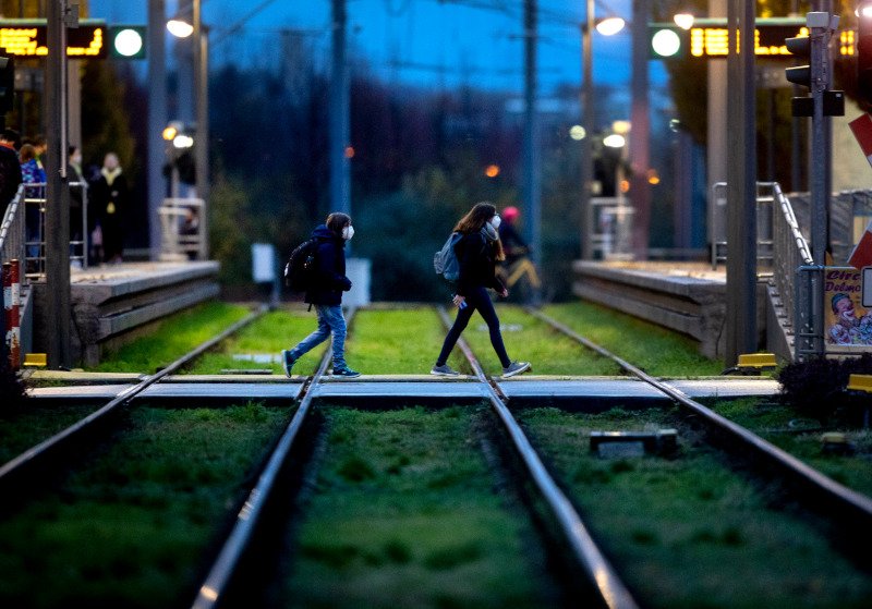 Ταξιδιώτες με μάσκες στο σιδηροδρομικό σταθμό της Φρανκφούρτης