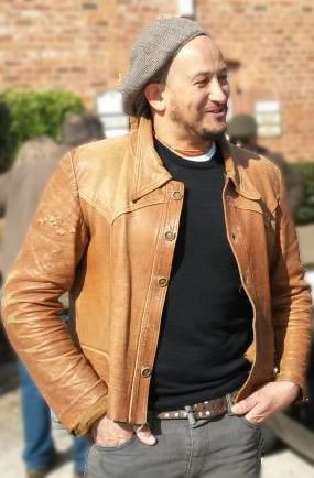 Ο Βρετανός παρουσιαστής Φαζ Τάουνσεντ χαμογελά στο φακό.